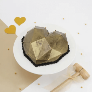Golden Pinata Cake 1 Kg